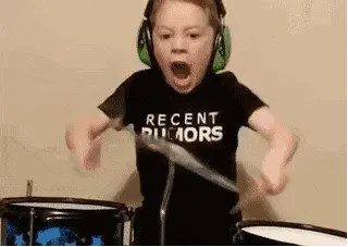 假笑男孩00011-敲架子鼓玩音乐
