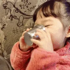 可爱的女孩纸00028-咬杯子-猪鼻子-喝水