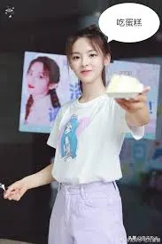 杨超越00052-吃蛋糕
